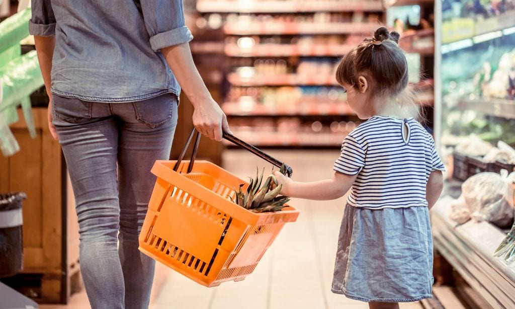 mama e hija en supermercado