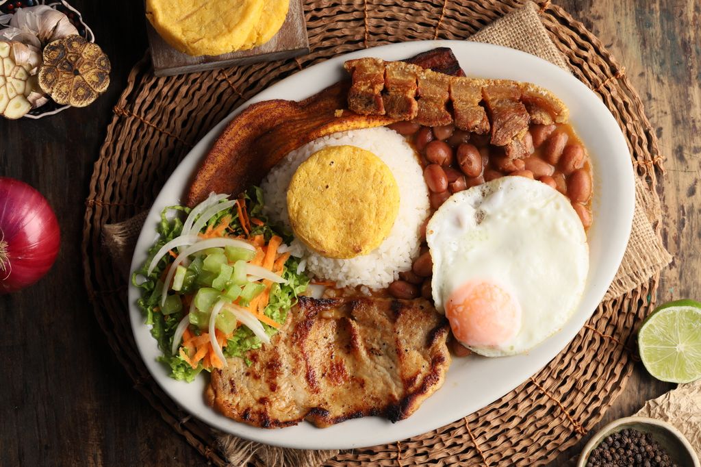 La bandeja paisa es otro de los platos colombianos imprescindibles.