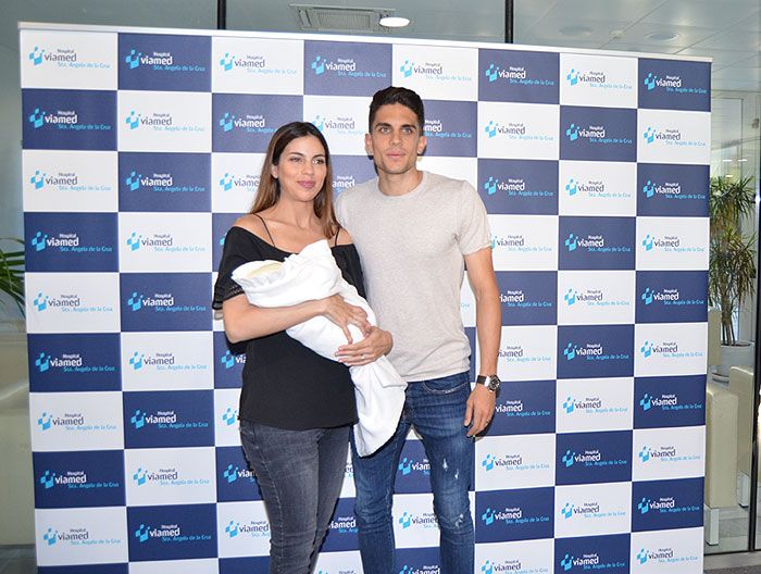 Melissa Jiménez y Marc Bartra posan sonrientes a la salida del hospital con su pequeña Abril