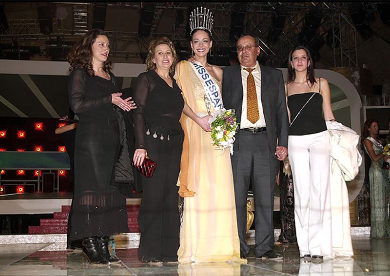 Eva González con su familia el día de su coronación Miss España 2003