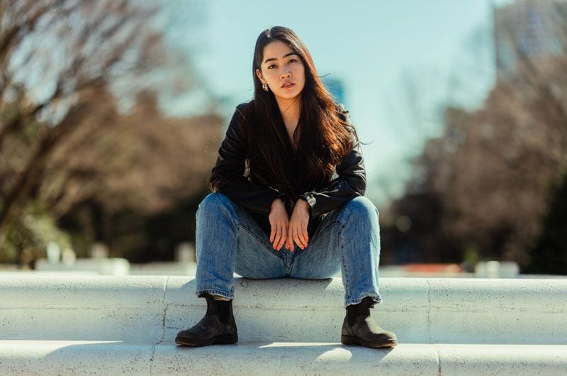 istock chica sentada