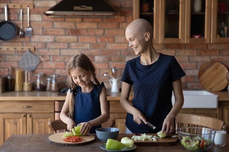 mujer cancer cocinando
