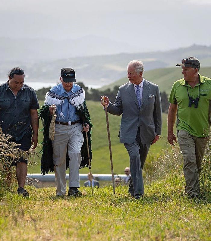 El príncipe Carlos y la duquesa de Cornualles se despiden de Nueva Zelanda con un baño de multitudes