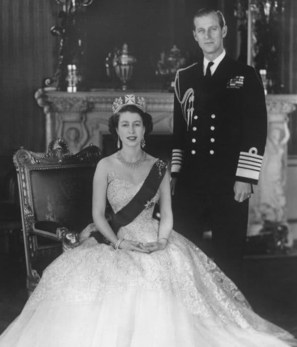 La reina Isabel y el duque de Edimburgo en el palacio de Buckinham el 12 de marzo de 1953
