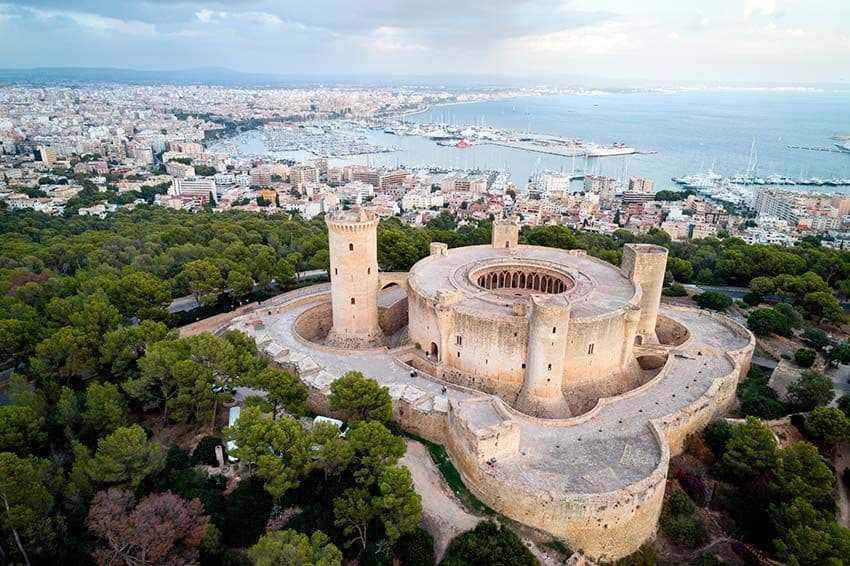 Vista aérea del castillo de Bellver y la ciudad de Palma, Mallorca