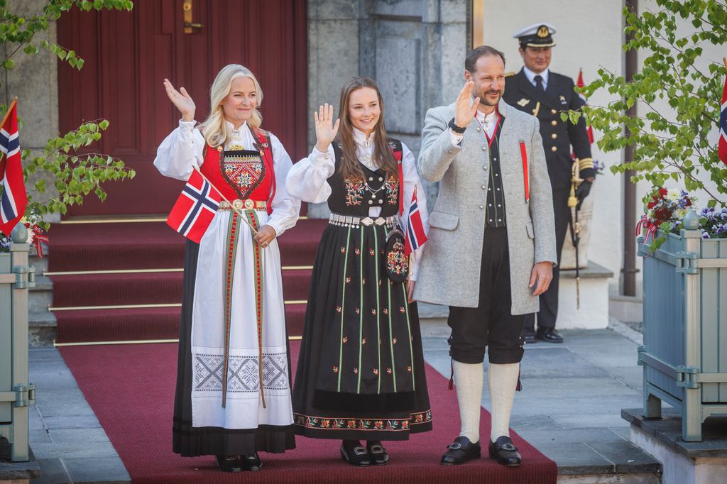 Mette-Marit, su hija, la princesa Ingrid, y su esposo, el príncipe Haakon