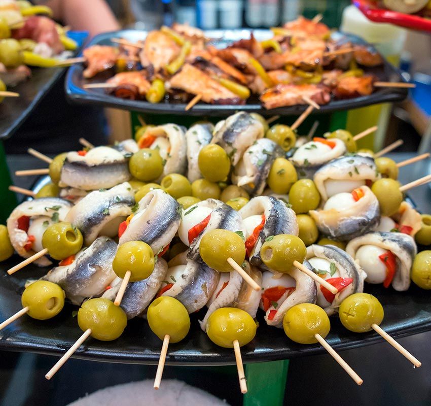 Anchoas, boquerones, aceitunas, las gildas es uno de los pintxos más tradicionales de la ciudad