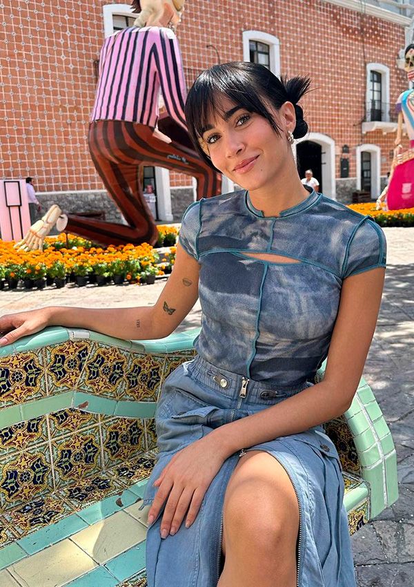 Aitana con falda vaquera 'midi' en México