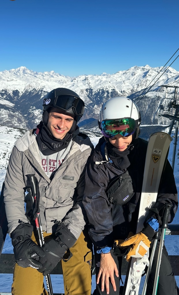 Nicolás y Paola Ramos también viajaron a la montaña francesa. 