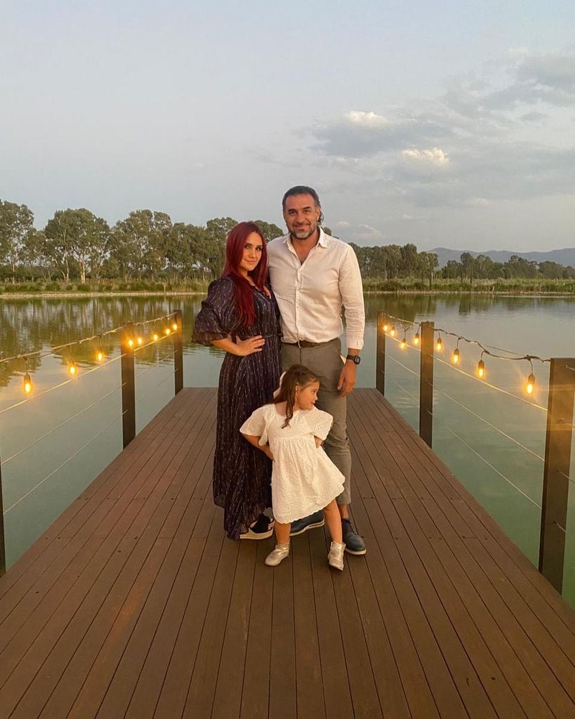 Dulce María y su esposo, Paco Álvarez, están felices de cuidar y brindar amor a su hija, María Paula.