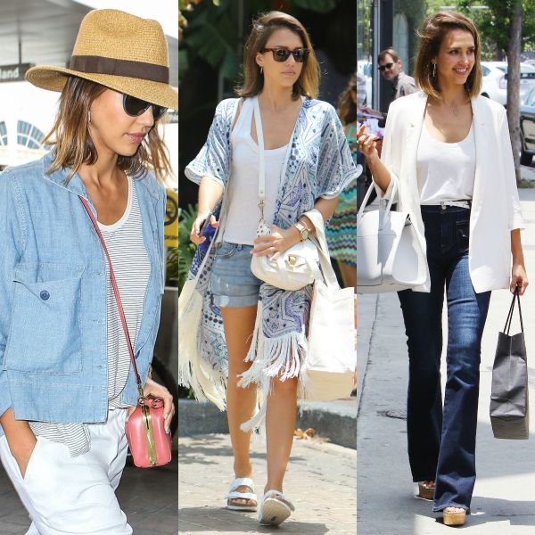 Blanco + denim: Jessica Alba con vaqueros acampanados y muy entallados, de cintura alta, de 7 For All Mankind (196 €), que combina con una sencilla camiseta blanca de cuello redondo y blazer a juego. Las sandalias con plataforma de madera son de Brian Atwood.
