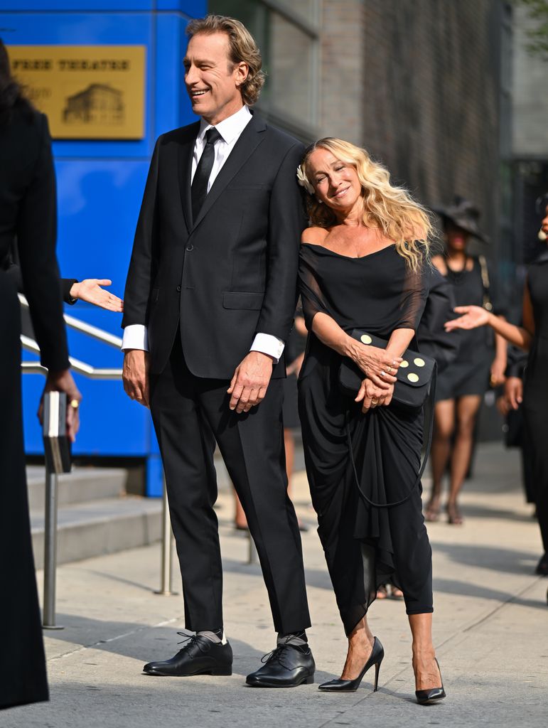 John Corbett y Sarah Jessica Parker son vistos en el set de «And Just Like That...» en Astoria, Queens el 22 de julio de 2024 en la ciudad de Nueva York. 