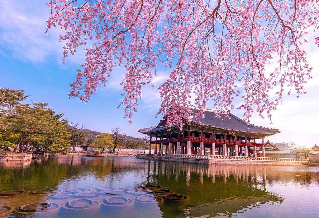 gyeongbokgung  seul shutterstock10389727452