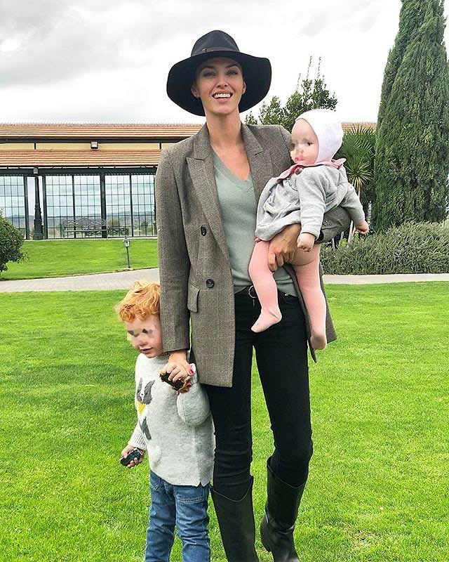 Helen Lindes y sus hijos