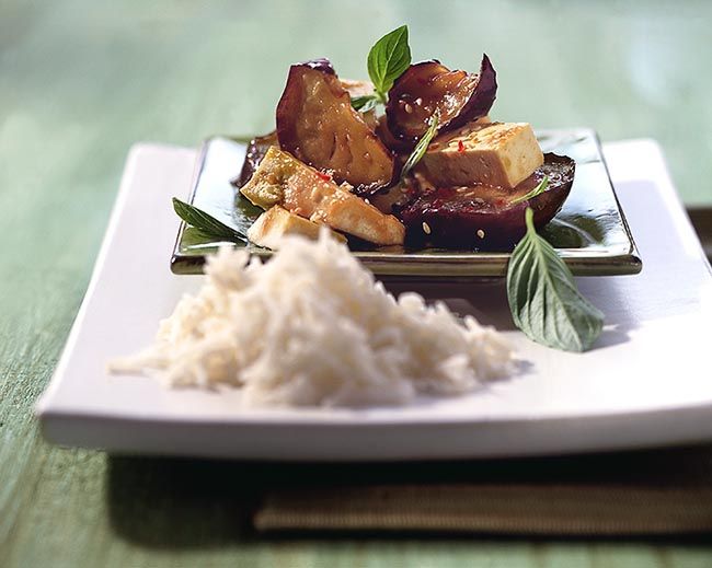 BERENJENA CALIENTE CON TEMPEH Y SÉSAMO