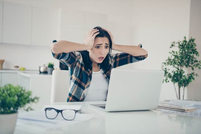 mujer agobiada mirando el ordenador