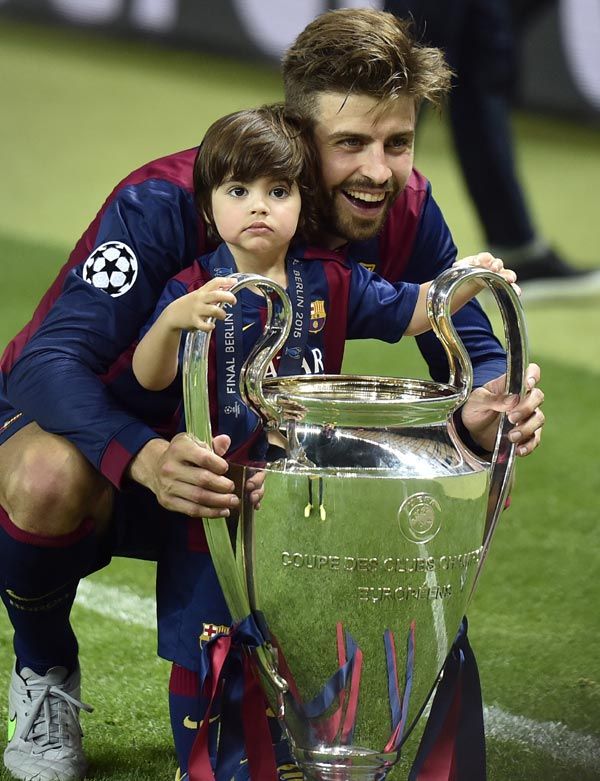 Gerard Piqué y su hijo Milan durante la celebración de la Champions en el Camp Nou el pasado mes de junio
