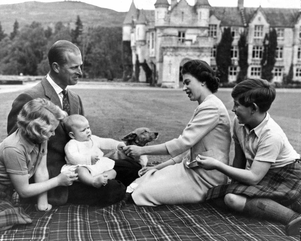 Isabel II, Felipe de Edimburgo con la princesa Ana, el príncipe Carlos y el príncipe Andres en 1960