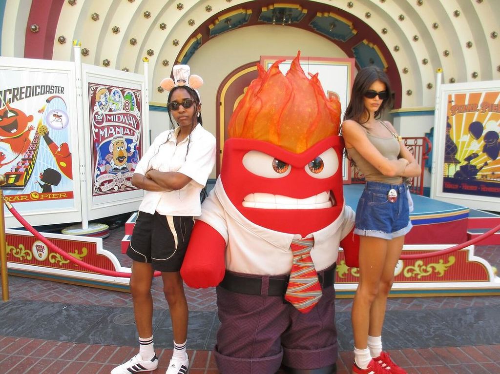 Kaia Gerber y su familia celebrando su cumpleaños en Disneyland 