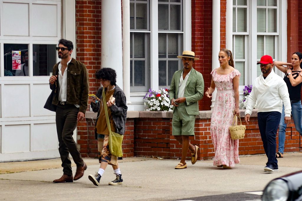 Jennifer salió a pasear con Emme y algunos amigos en Sag Harbor, Hamptons.