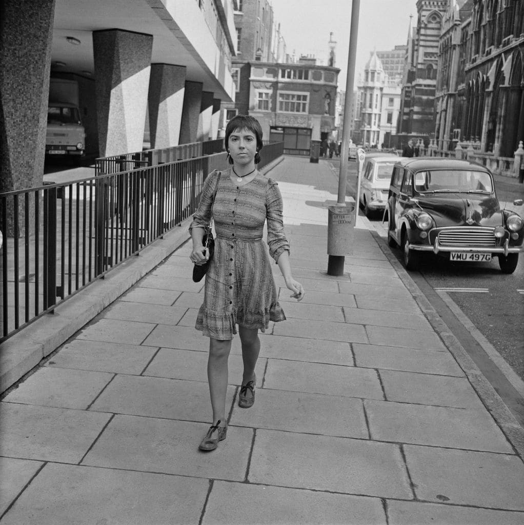 Petronella Barker, madre de Abigail, fotografiada en 1972 en las afueras de la corte de Londres tras su divorcio de Anthony Hopkins 