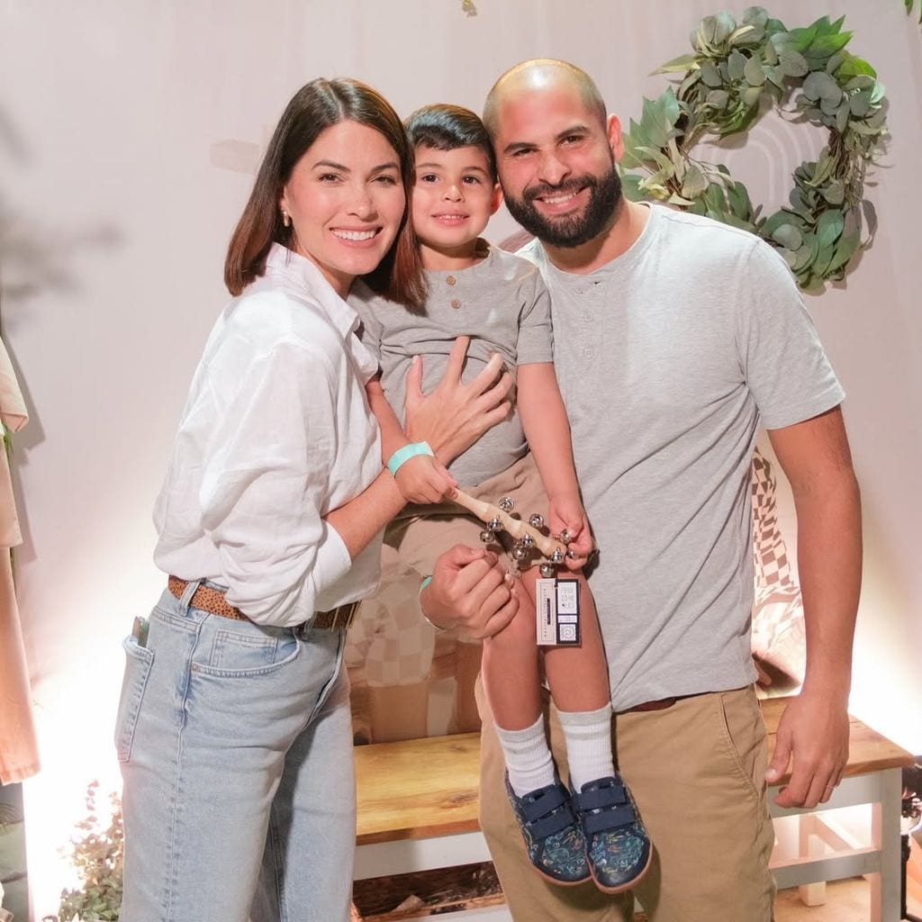 Gabriela Isler, su hijo Joaquín, y su esposo Alberto Figueroa