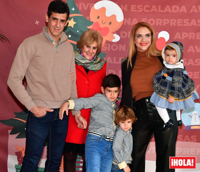 Víctor Janeiro y Beatriz Trapote con sus hijos y Carmen Bazán