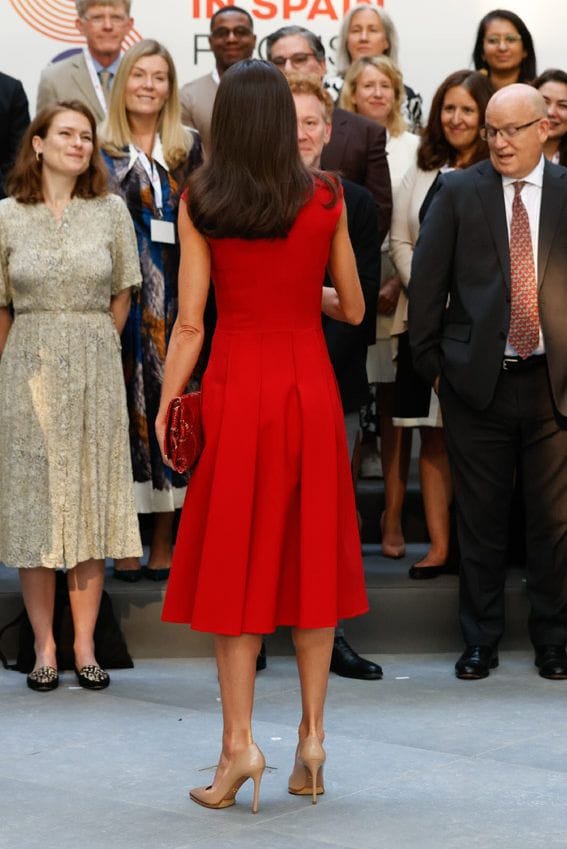 La reina Letizia de espaldas con vestido rojo