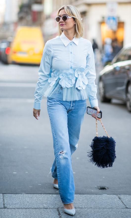 look de street style con jeans y camisa con volantes