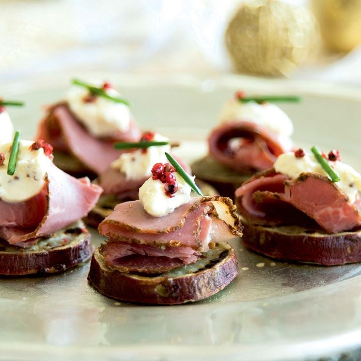 Canapé de pastrami con Torta del Casar