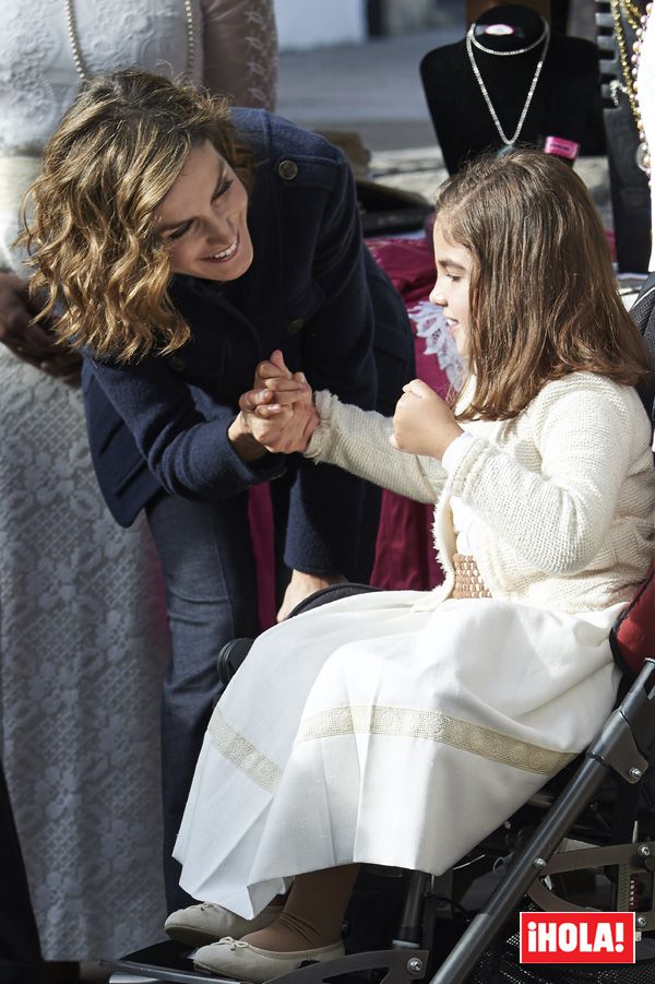 Doña Letizia está muy implicada en su labor y se muestra muy cariñosa con todas aquellas personas que padecen una enfermedad rara. Los padres de Julia le regalaron tres pulseras Rett decoradas con pequeñas coronas mientras que a don Felipe le obsequiaron con una camiseta
