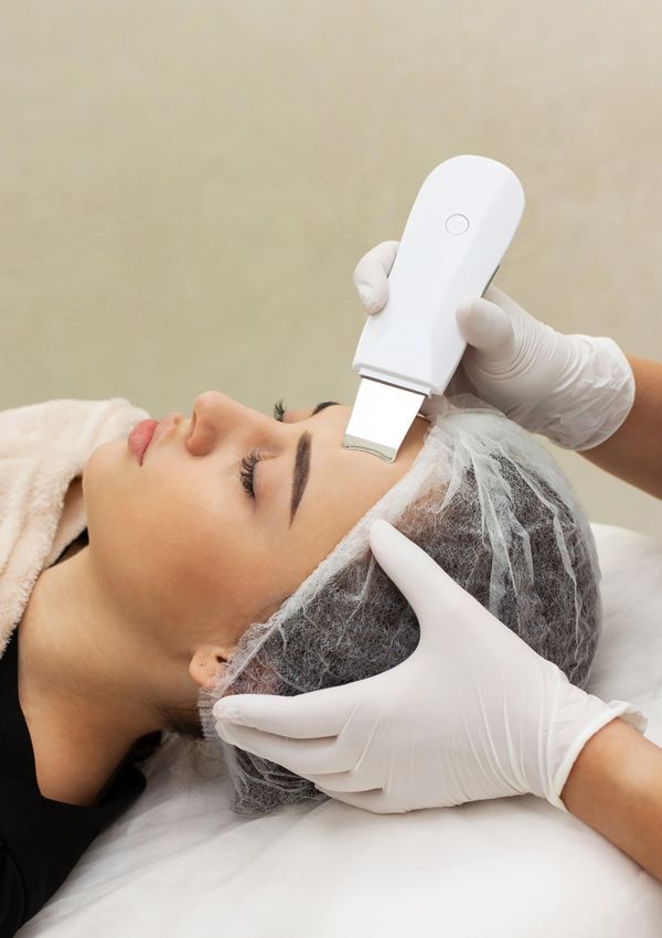 Mujer en el centro de belleza haciéndose un peeling ultrasónico