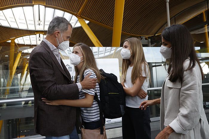 Los Reyes y sus hijas en el aeropuerto