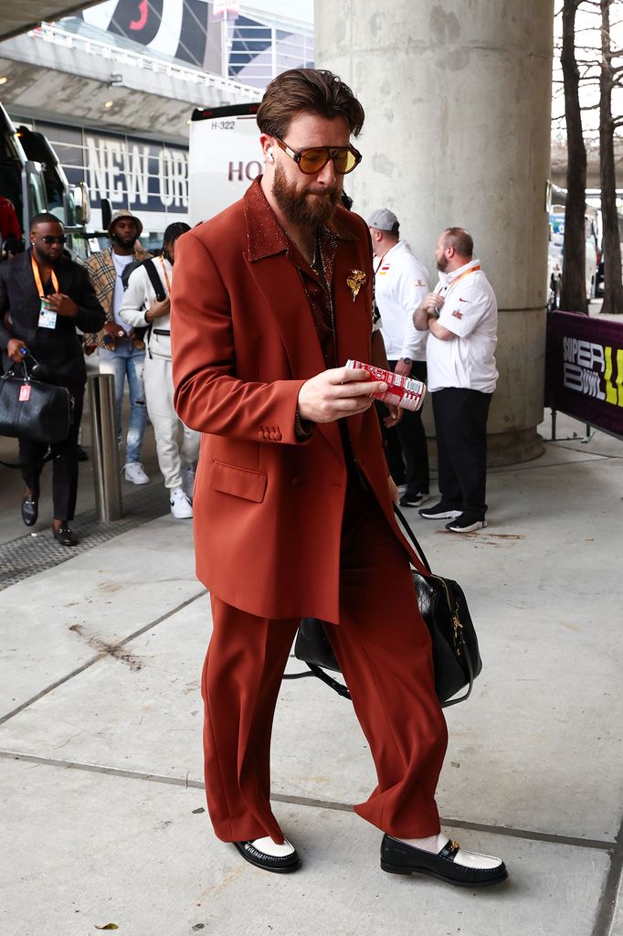 Travis Kelce jugador #87 de los Kansas City Chiefs llegando al estadio antes del Super Bowl