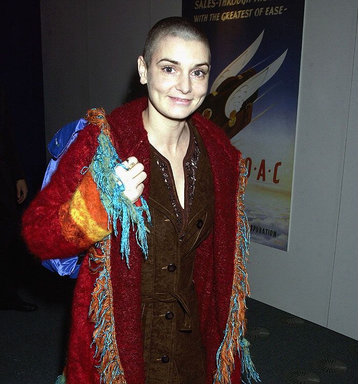 Sinead O’Connor con el pelo rapado 