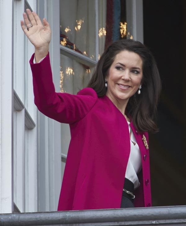 La princesa Mary saluda desde el balcón del Palacio de Amalienborg
