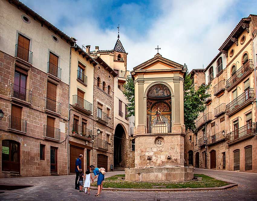 Fuente medieval en la plaza Sant Joan de Solsona, Lleida