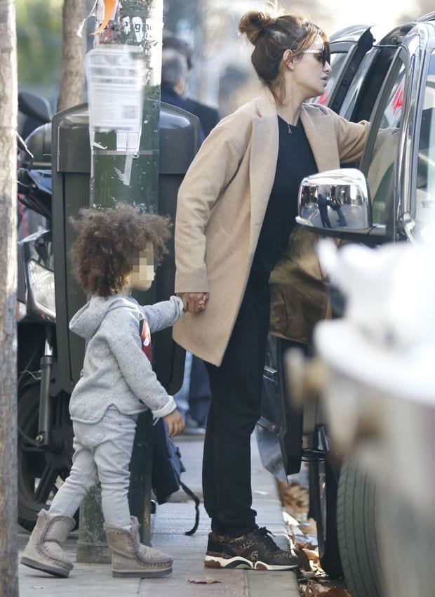 La pequeña es una preciosa niña morena de pelo rizado y que, como su mamá, iba vestida muy moderna y a la última con una sudadera tipo chándal, vaqueros grises y botas muy calentintas.
