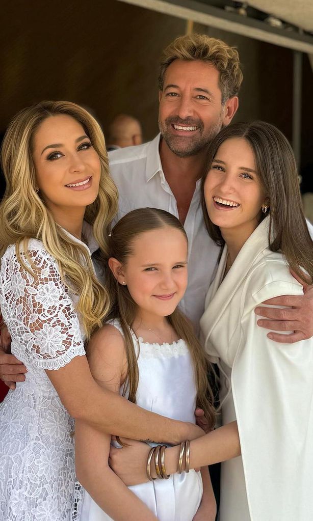 Geraldine Bazán y Gabriel Soto con sus hijas