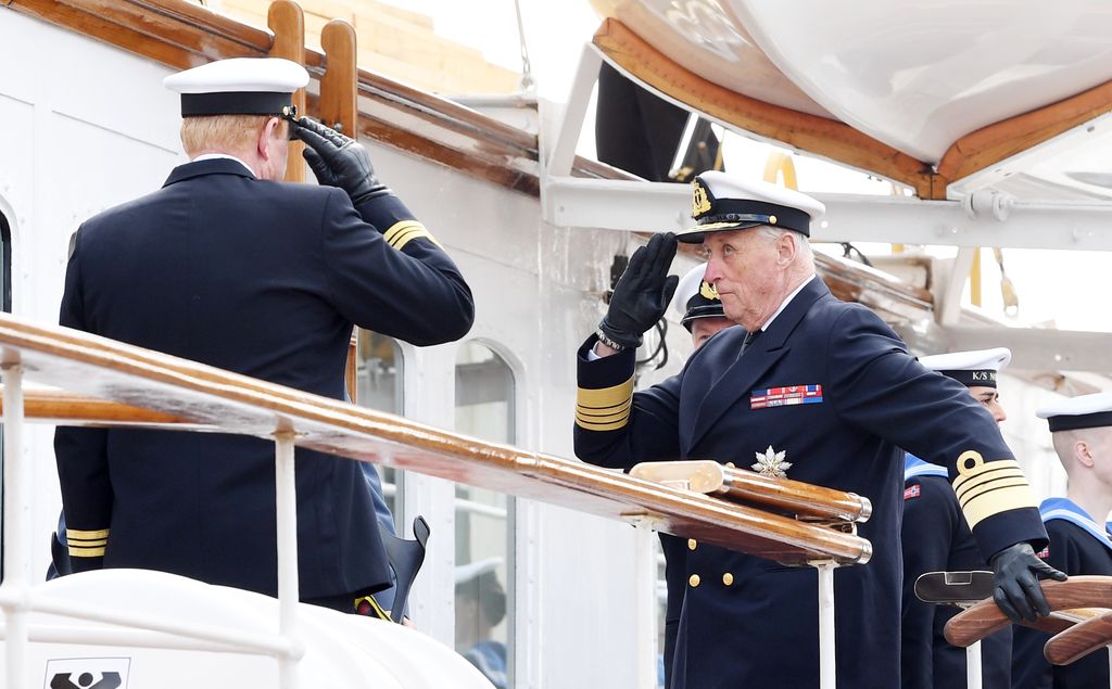 Harald de Noruega en el barco real Norge