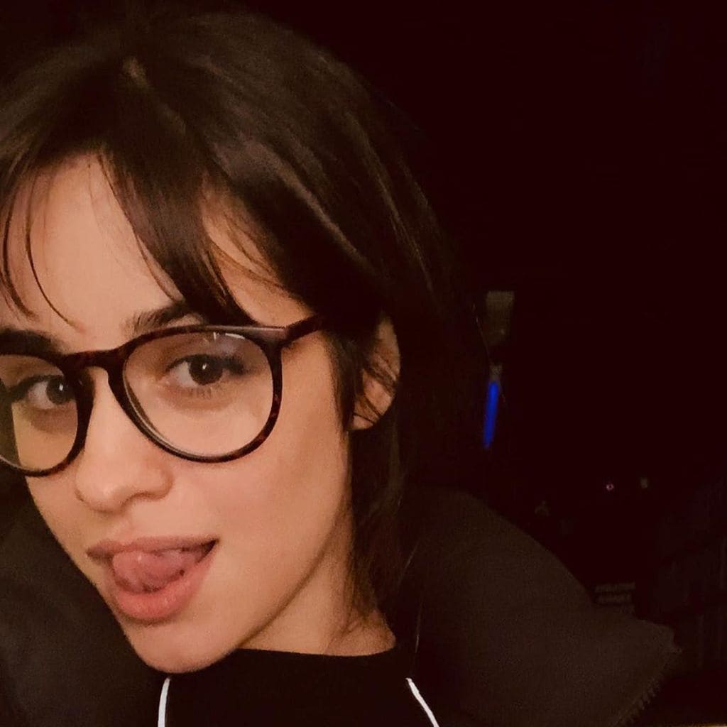 camila cabello luce uno de los lentes correctivos m s trendy