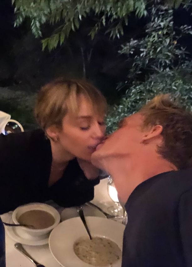 Miley Cyrus y Cody Simpson: la foto del beso más esperado