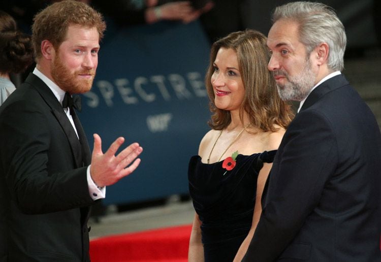 El príncipe Harry fue recibido por Sam Mendes y por la productora Barbara Broccoli
