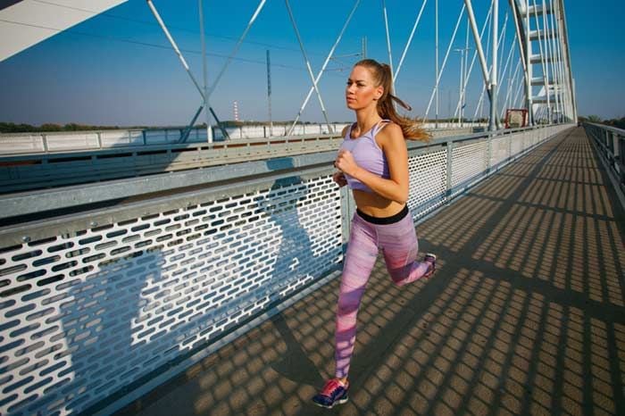 chica haciendo running