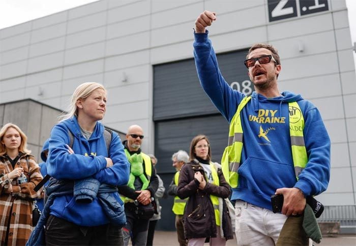 Aldo Comas con los voluntarios de DIY Ukraine con quienes llevó ayuda humanitaria al país