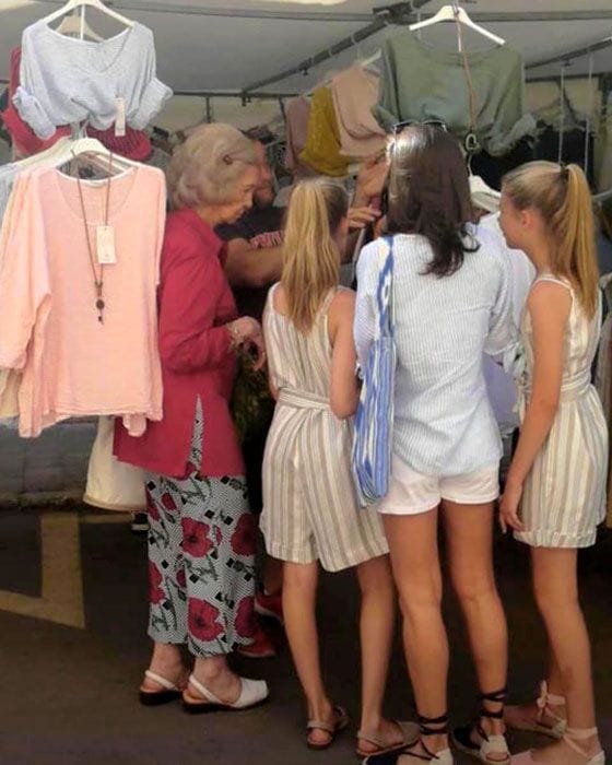 La princesa Leonor y la infanta Sofía, de compras en Mallorca con su madre y su abuela