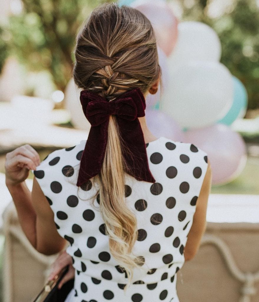 Peinados de invitada con trenzas con lazo