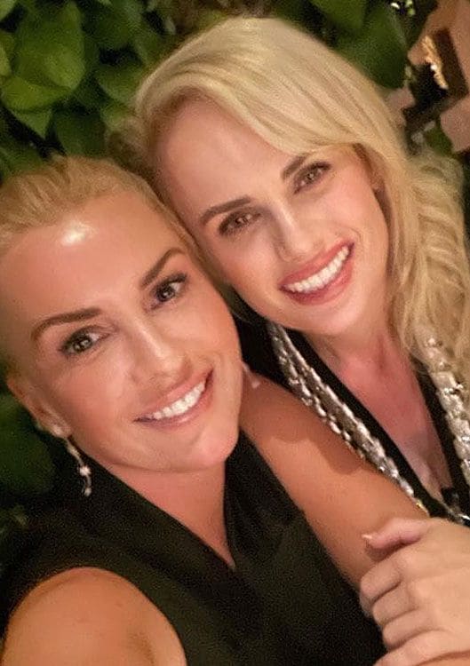 Imagen de Rebel Wilson junto a su novia Ramona Agruma 