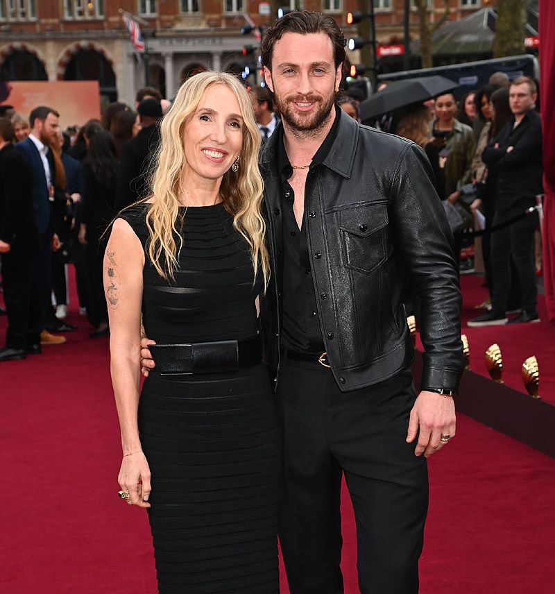 Aaron Taylor-Johnson apoya a su mujer en el estreno de la película de Amy Winehouse