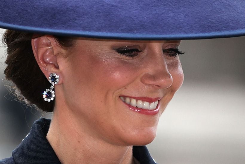 Kate Middleton estrena un traje victoriano con el broche Príncipe de Gales